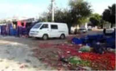 Kamyon marketin önünde devrildi; biber ve domatesler yola saçıldı Kamyon marketin önünde devrildi; biber ve domatesler yola saçıldı