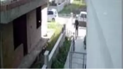 Kelepçeledikleri kadının altınlarını gasbeden 2 zanlıdan biri yakalandı Kelepçeledikleri kadının altınlarını gasbeden 2 zanlıdan biri yakalandı