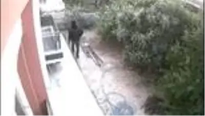 Kelepçeledikleri kadının altınlarını gasbeden 2 zanlıdan biri yakalandı Kelepçeledikleri kadının altınlarını gasbeden 2 zanlıdan biri yakalandı