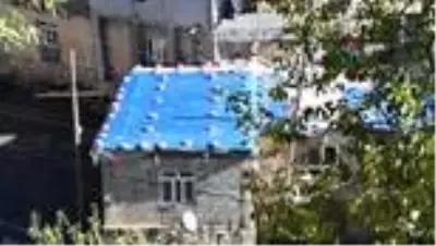 Kerpiç evlerin damı, yağıştan korumak için çadır ve brandalarla örtülüyor Kerpiç evlerin damı, yağıştan korumak için çadır ve brandalarla örtülüyor