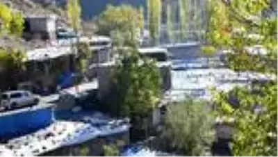 Kerpiç evlerin damı, yağıştan korumak için çadır ve brandalarla örtülüyor Kerpiç evlerin damı, yağıştan korumak için çadır ve brandalarla örtülüyor