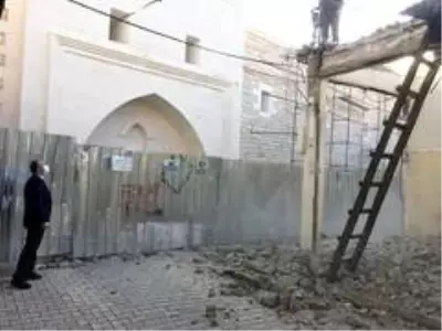 Kılınç, oturakçı pazarındaki restorasyon çalışmalarını inceledi Kılınç, oturakçı pazarındaki restorasyon çalışmalarını inceledi