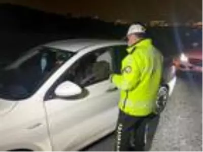 Kısıtlama ile birlikte Tuzla TEM Otoyolu'nda denetimler başladı Kısıtlama ile birlikte Tuzla TEM Otoyolu'nda denetimler başladı