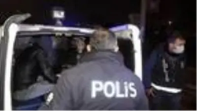 Kısıtlamada otomobille gezerek uyuşturucu içen 4 şüpheli, gözaltında Kısıtlamada otomobille gezerek uyuşturucu içen 4 şüpheli, gözaltında