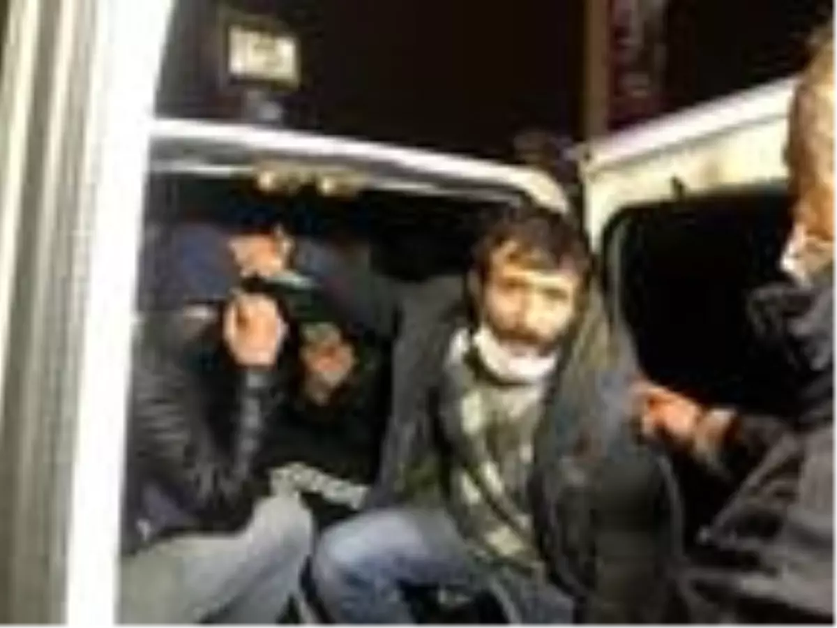 Kısıtlamada otomobille gezerek uyuşturucu içen 4 şüpheli, gözaltında