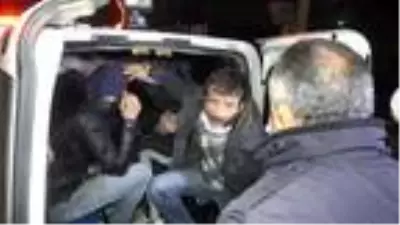 Kısıtlamada otomobille gezerek uyuşturucu içen 4 şüpheli, gözaltında Kısıtlamada otomobille gezerek uyuşturucu içen 4 şüpheli, gözaltında