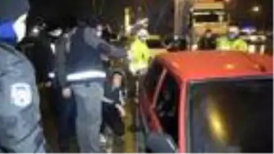 Kısıtlamada otomobille gezerek uyuşturucu içen 4 şüpheli, gözaltında Kısıtlamada otomobille gezerek uyuşturucu içen 4 şüpheli, gözaltında
