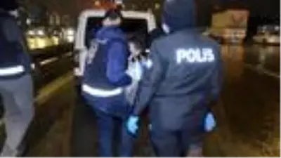 Kısıtlamada otomobille gezerek uyuşturucu içen 4 şüpheli, gözaltında Kısıtlamada otomobille gezerek uyuşturucu içen 4 şüpheli, gözaltında