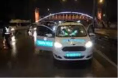 Kısıtlamada otomobille gezerek uyuşturucu içen 4 şüpheli, gözaltında Kısıtlamada otomobille gezerek uyuşturucu içen 4 şüpheli, gözaltında