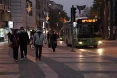 Sokağa çıkma kısıtlaması öncesinde Denizli sokakları böyle görüntülendi Sokağa çıkma kısıtlaması öncesinde Denizli sokakları böyle görüntülendi