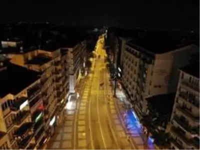Kısıtlamanın başlamasıyla Denizli'de meydanlar boş kaldı Kısıtlamanın başlamasıyla Denizli'de meydanlar boş kaldı