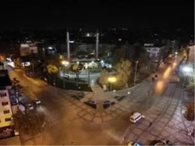 Kısıtlamanın başlamasıyla Denizli'de meydanlar boş kaldı Kısıtlamanın başlamasıyla Denizli'de meydanlar boş kaldı