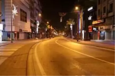 Kısıtlamanın başlamasıyla Denizli'de meydanlar boş kaldı Kısıtlamanın başlamasıyla Denizli'de meydanlar boş kaldı