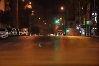 Kısıtlamanın başlamasıyla Denizli'de meydanlar boş kaldı Kısıtlamanın başlamasıyla Denizli'de meydanlar boş kaldı