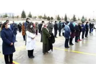 Korona virüsten hayatını kaybeden hemşire son yolculuğuna uğurlandı Korona virüsten hayatını kaybeden hemşire son yolculuğuna uğurlandı