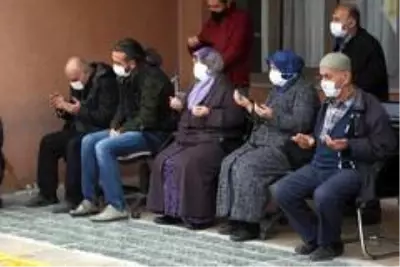 Korona virüsten hayatını kaybeden hemşire son yolculuğuna uğurlandı Korona virüsten hayatını kaybeden hemşire son yolculuğuna uğurlandı