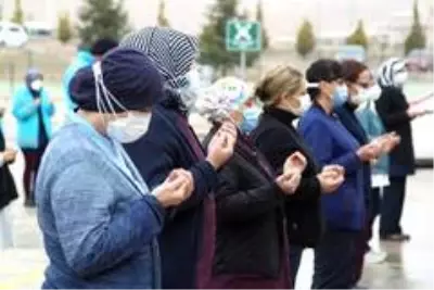Korona virüsten hayatını kaybeden hemşire son yolculuğuna uğurlandı Korona virüsten hayatını kaybeden hemşire son yolculuğuna uğurlandı