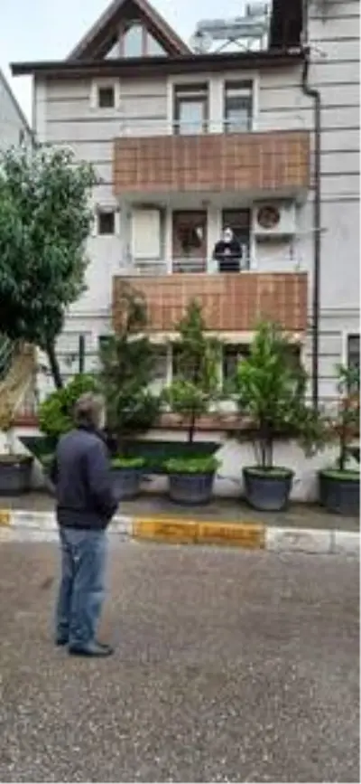Son dakika gündem: Koronavirüsü yenen esnaf, balkona çıkıp maske takmayanları uyarıyor Son dakika gündem: Koronavirüsü yenen esnaf, balkona çıkıp maske takmayanları uyarıyor