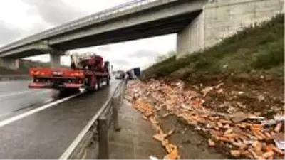 Kuzey Marmara Otoyolu'nda kamyon devrildi: 1 yaralı Kuzey Marmara Otoyolu'nda kamyon devrildi: 1 yaralı