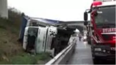 Kuzey Marmara Otoyolu'nda kamyon devrildi: 1 yaralı Kuzey Marmara Otoyolu'nda kamyon devrildi: 1 yaralı
