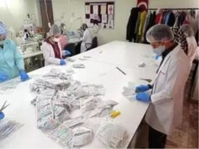 Meslek lisesi öğrencilerinden anaokulu ve ilkokullar öğrencilerine maske Meslek lisesi öğrencilerinden anaokulu ve ilkokullar öğrencilerine maske