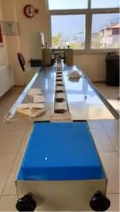Meslek lisesi öğrencilerinden anaokulu ve ilkokullar öğrencilerine maske Meslek lisesi öğrencilerinden anaokulu ve ilkokullar öğrencilerine maske