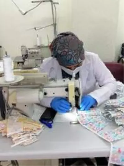 Meslek lisesi öğrencilerinden anaokulu ve ilkokullar öğrencilerine maske Meslek lisesi öğrencilerinden anaokulu ve ilkokullar öğrencilerine maske