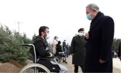 Milli Savunma Bakanı Akar gaziler ile birlikte fidan dikti Milli Savunma Bakanı Akar gaziler ile birlikte fidan dikti