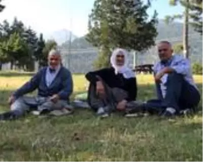 Oğlu toprağa verildikten 1 saat sonra anne de koronadan öldü Oğlu toprağa verildikten 1 saat sonra anne de koronadan öldü