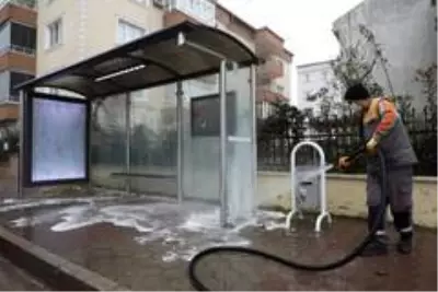 Otobüs durakları dezenfekte ediliyor Otobüs durakları dezenfekte ediliyor