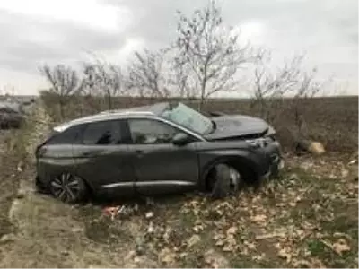 Otomobil yağmur kanalına düştü: 2 yaralı Otomobil yağmur kanalına düştü: 2 yaralı