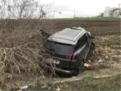 Otomobil yağmur kanalına düştü: 2 yaralı Otomobil yağmur kanalına düştü: 2 yaralı