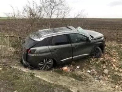 Otomobil yağmur kanalına düştü: 2 yaralı Otomobil yağmur kanalına düştü: 2 yaralı