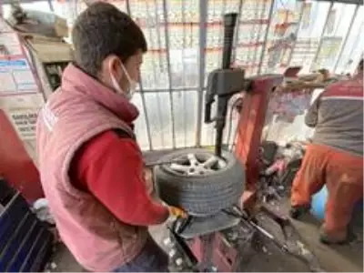 Ticari araçlar için zorunlu kış lastiği uygulaması bugün başladı Ticari araçlar için zorunlu kış lastiği uygulaması bugün başladı