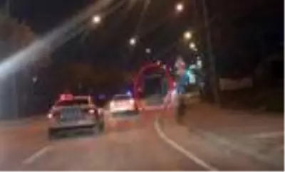 POLİSİN 'DUR' İHTARINA UYMAYAN KAMYONETİN SÜRÜCÜSÜ KAZA YAPTI; KOVALAMACA ANLARI KAMERADA POLİSİN 'DUR' İHTARINA UYMAYAN KAMYONETİN SÜRÜCÜSÜ KAZA YAPTI; KOVALAMACA ANLARI KAMERADA