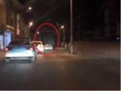 POLİSİN 'DUR' İHTARINA UYMAYAN KAMYONETİN SÜRÜCÜSÜ KAZA YAPTI; KOVALAMACA ANLARI KAMERADA POLİSİN 'DUR' İHTARINA UYMAYAN KAMYONETİN SÜRÜCÜSÜ KAZA YAPTI; KOVALAMACA ANLARI KAMERADA