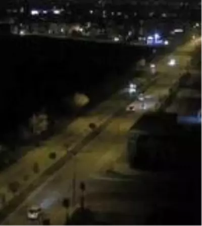 POLİSİN 'DUR' İHTARINA UYMAYAN KAMYONETİN SÜRÜCÜSÜ KAZA YAPTI; KOVALAMACA ANLARI KAMERADA POLİSİN 'DUR' İHTARINA UYMAYAN KAMYONETİN SÜRÜCÜSÜ KAZA YAPTI; KOVALAMACA ANLARI KAMERADA