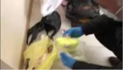 Polisin 'Komşu, kapıyı açar mısın?' diyerek girdiği evde uyuşturucu ele geçirildi Polisin 'Komşu, kapıyı açar mısın?' diyerek girdiği evde uyuşturucu ele geçirildi