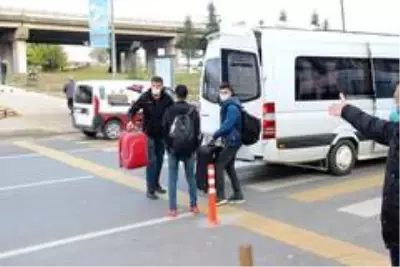 Rize'de mevcut yerlerinden taşınmak istemeyen minibüs şoförleri tepkili Rize'de mevcut yerlerinden taşınmak istemeyen minibüs şoförleri tepkili