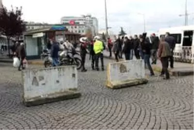 Rize'de mevcut yerlerinden taşınmak istemeyen minibüs şoförleri tepkili Rize'de mevcut yerlerinden taşınmak istemeyen minibüs şoförleri tepkili
