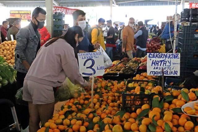 'Saatim geldi' deyip kaçan yaşlılar pazarcı esnafını kara kara düşündürüyor 'Saatim geldi' deyip kaçan yaşlılar pazarcı esnafını kara kara düşündürüyor