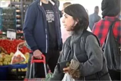 'Saatim geldi' deyip kaçan yaşlılar pazarcı esnafını kara kara düşündürüyor 'Saatim geldi' deyip kaçan yaşlılar pazarcı esnafını kara kara düşündürüyor