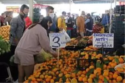 'Saatim geldi' deyip kaçan yaşlılar pazarcı esnafını kara kara düşündürüyor 'Saatim geldi' deyip kaçan yaşlılar pazarcı esnafını kara kara düşündürüyor