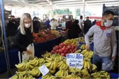 'Saatim geldi' deyip kaçan yaşlılar pazarcı esnafını kara kara düşündürüyor 'Saatim geldi' deyip kaçan yaşlılar pazarcı esnafını kara kara düşündürüyor