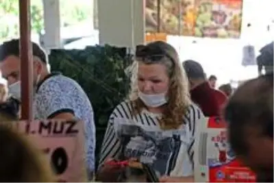 'Saatim geldi' deyip kaçan yaşlılar pazarcı esnafını kara kara düşündürüyor 'Saatim geldi' deyip kaçan yaşlılar pazarcı esnafını kara kara düşündürüyor