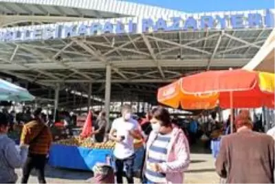 'Saatim geldi' deyip kaçan yaşlılar pazarcı esnafını kara kara düşündürüyor 'Saatim geldi' deyip kaçan yaşlılar pazarcı esnafını kara kara düşündürüyor