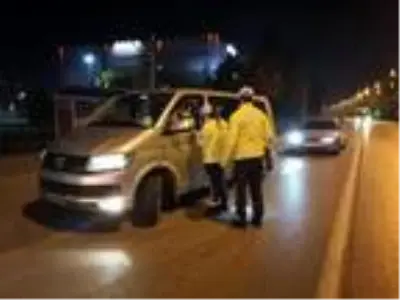 Son dakika gündem: Samsun'da kısıtlamayı ihlal eden bazı vatandaşlar, polisle tartıştı Son dakika gündem: Samsun'da kısıtlamayı ihlal eden bazı vatandaşlar, polisle tartıştı