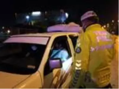 Son dakika gündem: Samsun'da kısıtlamayı ihlal eden bazı vatandaşlar, polisle tartıştı Son dakika gündem: Samsun'da kısıtlamayı ihlal eden bazı vatandaşlar, polisle tartıştı