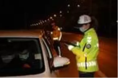 Son dakika gündem: Samsun'da kısıtlamayı ihlal eden bazı vatandaşlar, polisle tartıştı Son dakika gündem: Samsun'da kısıtlamayı ihlal eden bazı vatandaşlar, polisle tartıştı