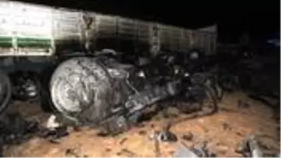 Şarampole devrilen kömür yüklü tır yandı, sürücü hayatını kaybetti Şarampole devrilen kömür yüklü tır yandı, sürücü hayatını kaybetti